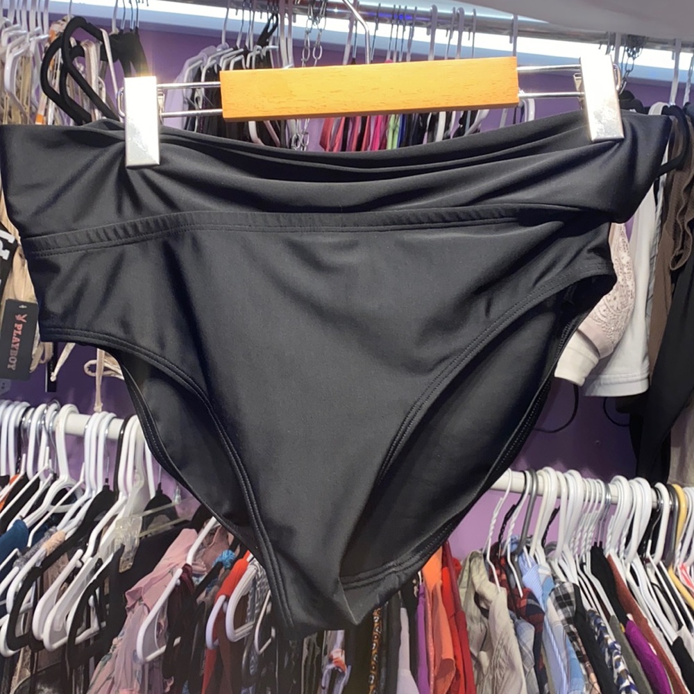 Ladies Black Nwot Ladies Swim Wear Bikini bottoms size medium by CLUB OCEAN